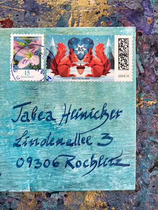 Zur Adventspost Finissage: besonders schön beschriftete Postkarten. Hier ein Beispiel mit wunderschönen Türkistönen und eine Winterwald Briefmarke, die perfekt passt.