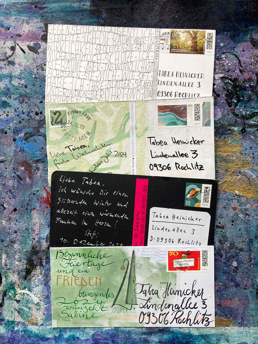Adventspost 2023 Finissage: besonders schön beschriftete Postkarten. Vier Kartenrückseiten mit schönen Adressen, Farben und Schriftgestaltungen.