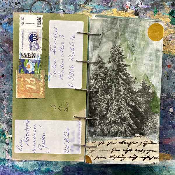 Eine aufgeschlagene Doppelseite des Waldwälzers. Links liegt die Adress-Seite mit Briefmarke und Anschreiben. Rechts befindet sich das Motiv der nächsten Seite.
