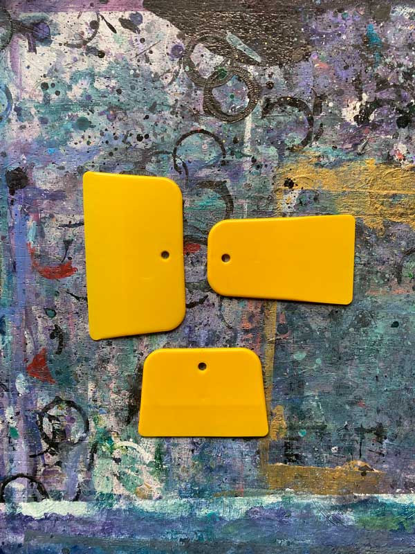 3 gelbe Spachtel, unterschiedlicher Größe, die man im Künstlerbedarf kaufen kann.