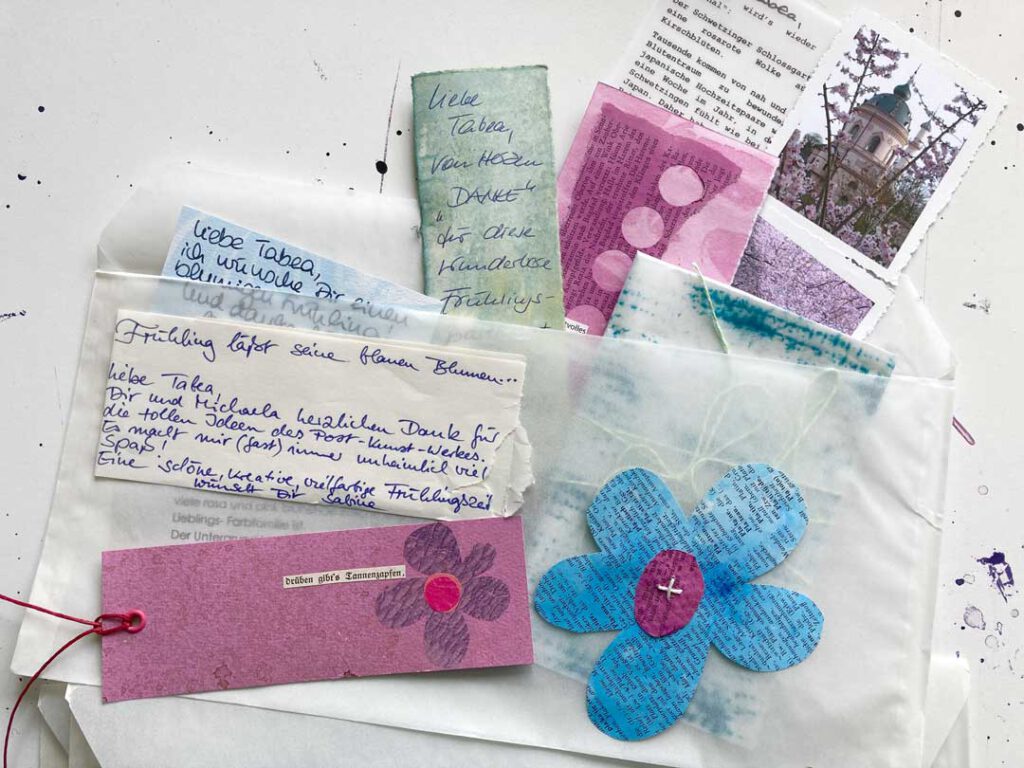 Frühlingspost 2025 Finissage: Eine Tüte aus transparenten Papier, in die all die lieben Schriftstücke und Beigaben reinpassen.