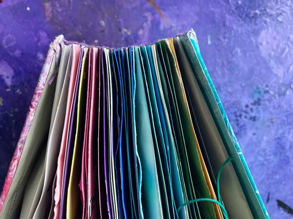Aufsicht des Regenbogen bunten Buches.