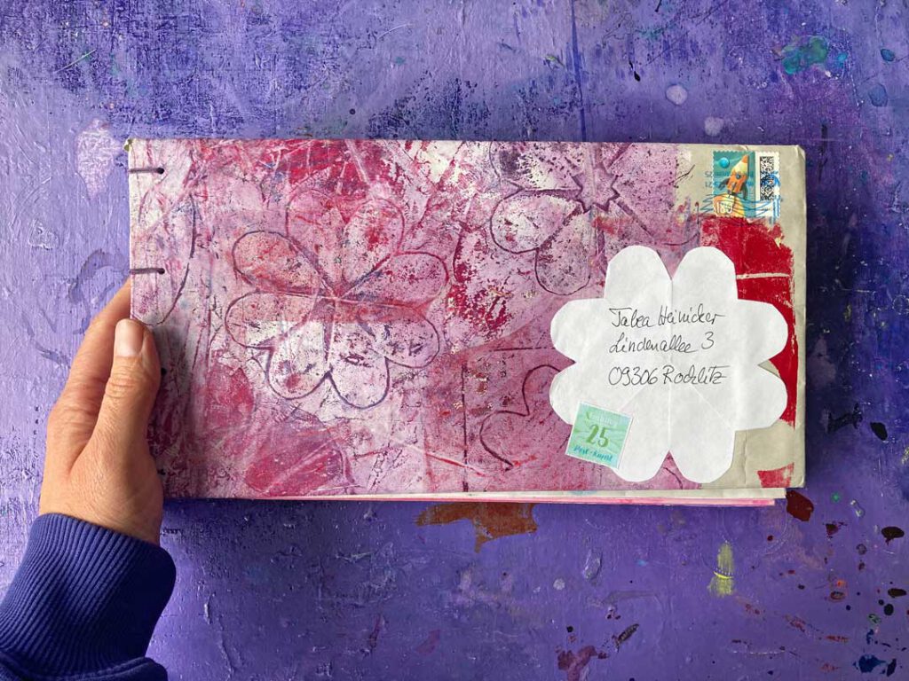 Frühlingspost 2025 Finissage: DAs fertig gebundene Buch mit all den Schnittblumen.