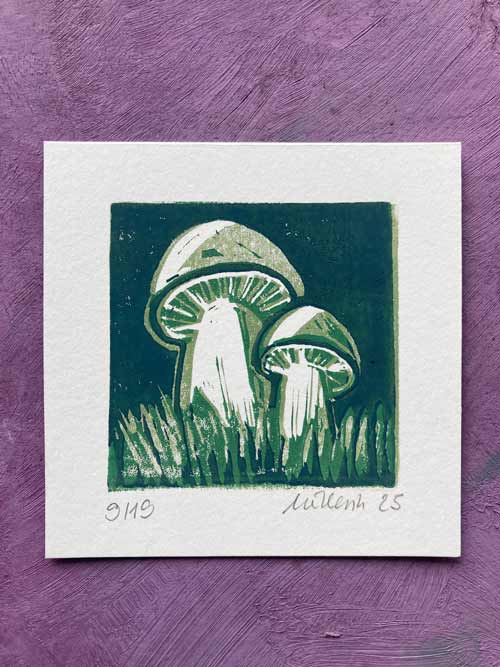Pilzdruck auf Altrosa von Michaela Müller