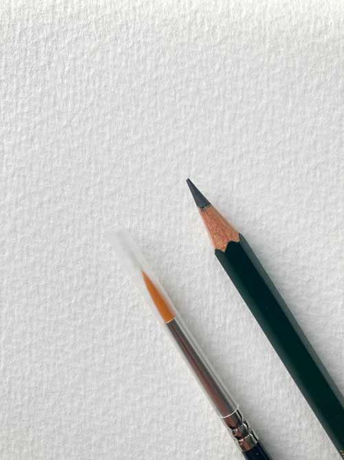 Herbstverlosung 2025: Ansicht von Pinsel und Bleistift auf dem groben Aquarellpapier.