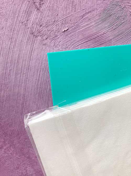 Herbstverlosung 2025: Detail von den beiden Druckplatten. Eine in Grün-Türkis, die andere in Weiß