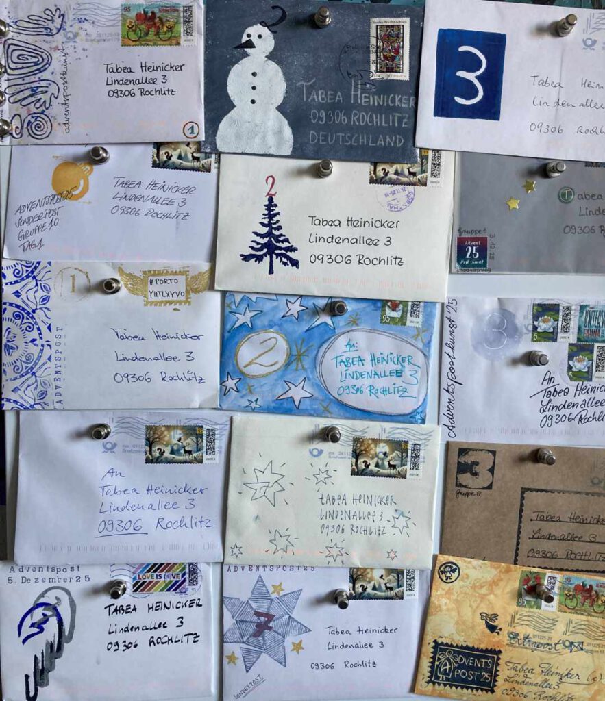 Schön beschriftete Briefumschläge, alle an Tabea Heinicker adressiert. Kunstvoll verziert.