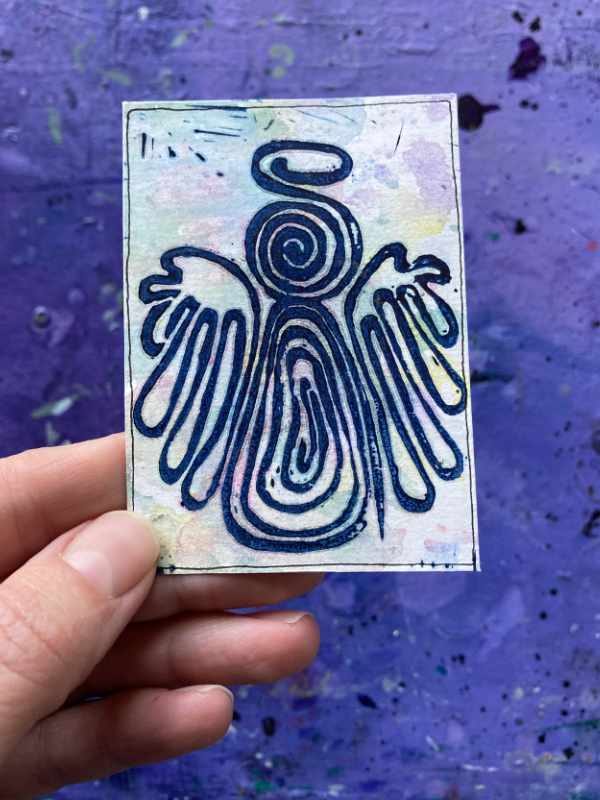 Fadenartiger Engel von Christine Lustig mit schönen pastelligen Farbtupfen im Hintergrund. Tabeas Hand mit 8 Drucken aufgefächert. Die unterschiedlichen Blautöne ergänzen dich wunderbar.