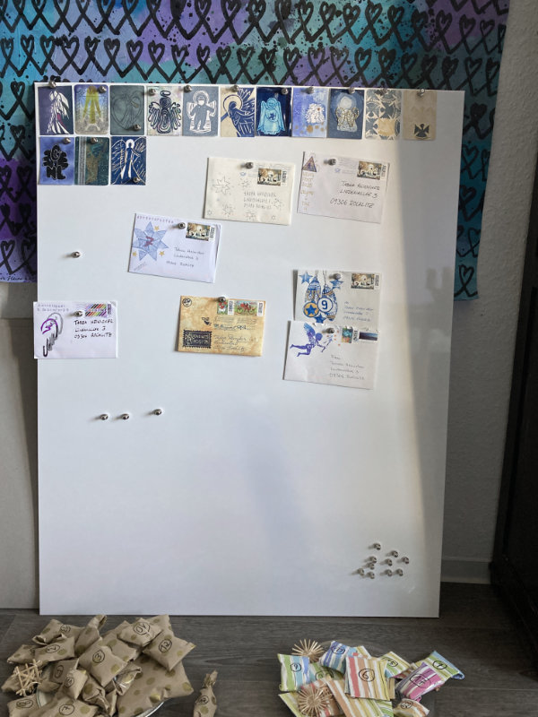 Eine Magnetwand als Sammelstelle für Briefumschläge und Engel der Adventspost.