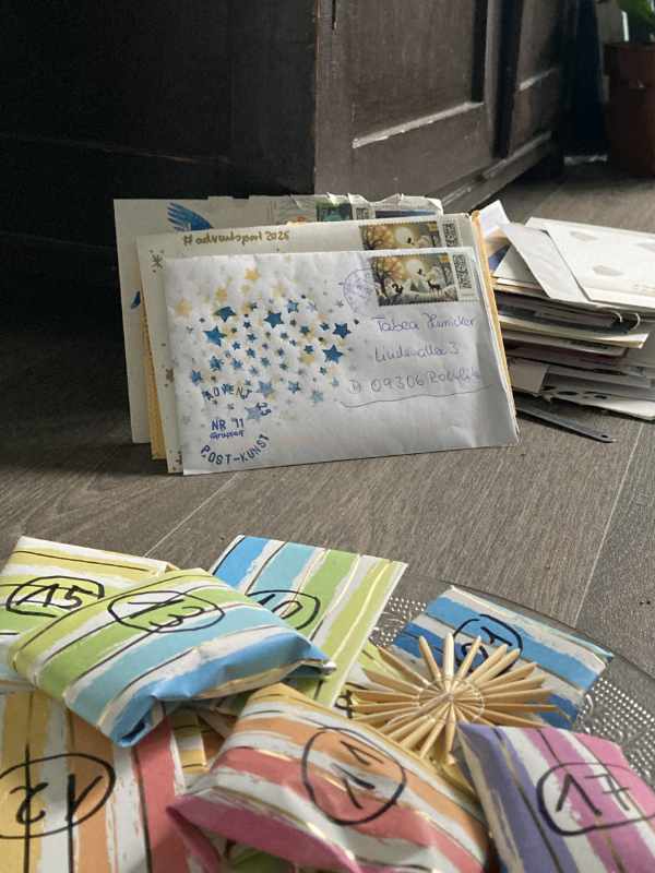 Briefumschläge stapeln sich und warten darauf, geöffnet zu werden.