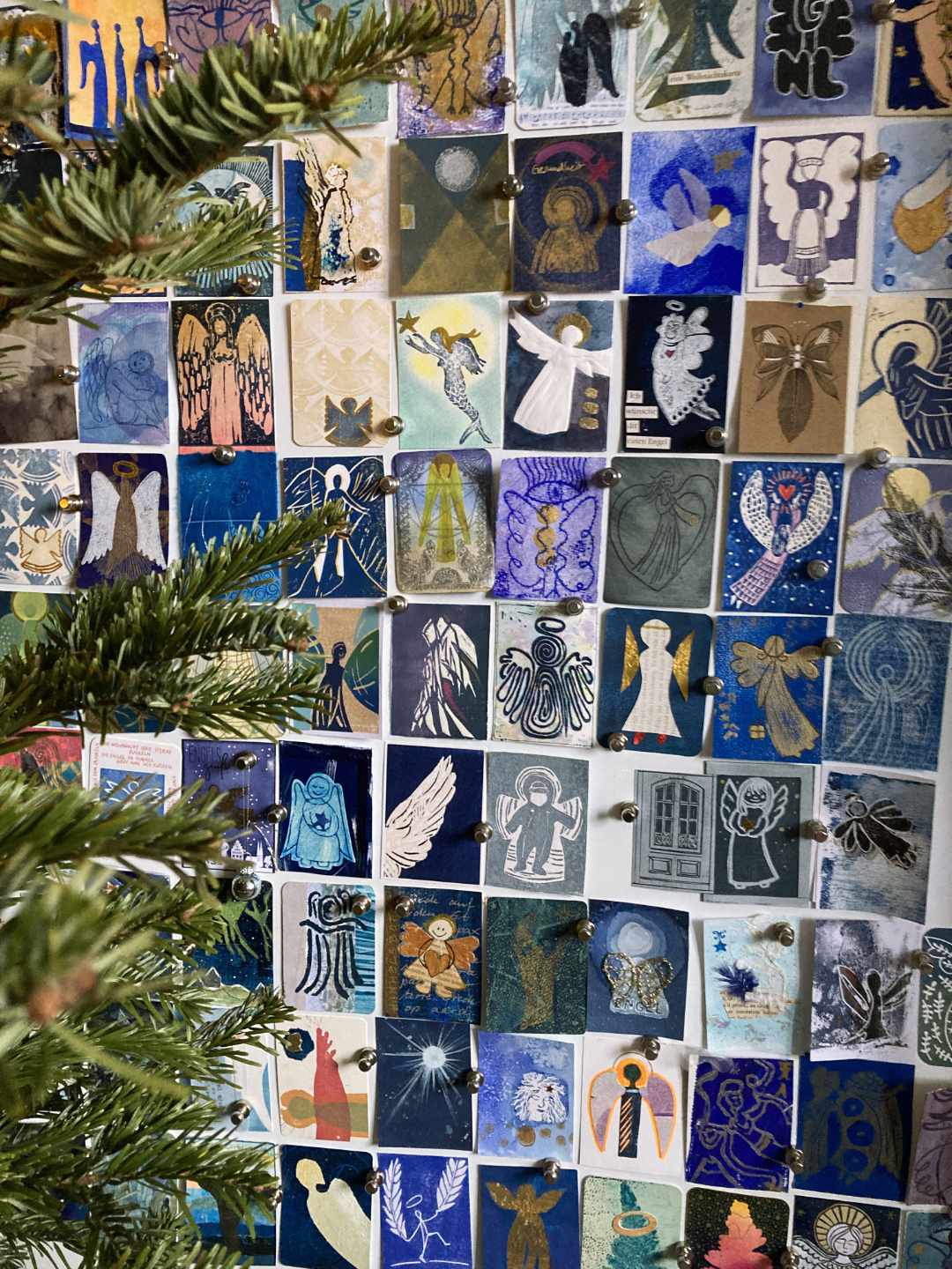 Die komplette Engel-Karten Sammlung an Tabeas Maget-Wand. Ca 80 kleine Kunst-Engel sind zu sehen.