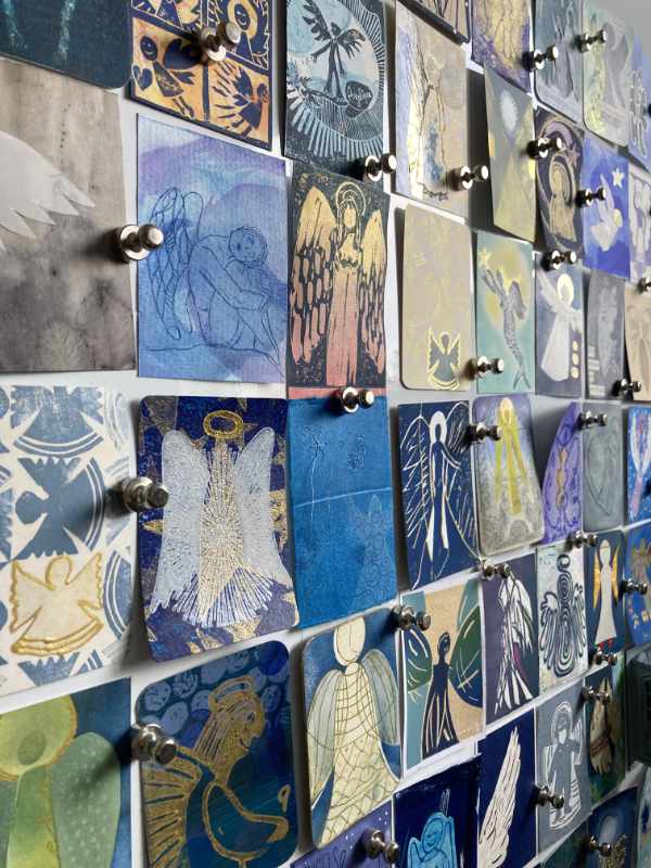 Tabeas Magnetwand mit der Adventspost von der Seite. Man erkennt die Magneten und all die schönen sehr unterschiedlichen Engel.