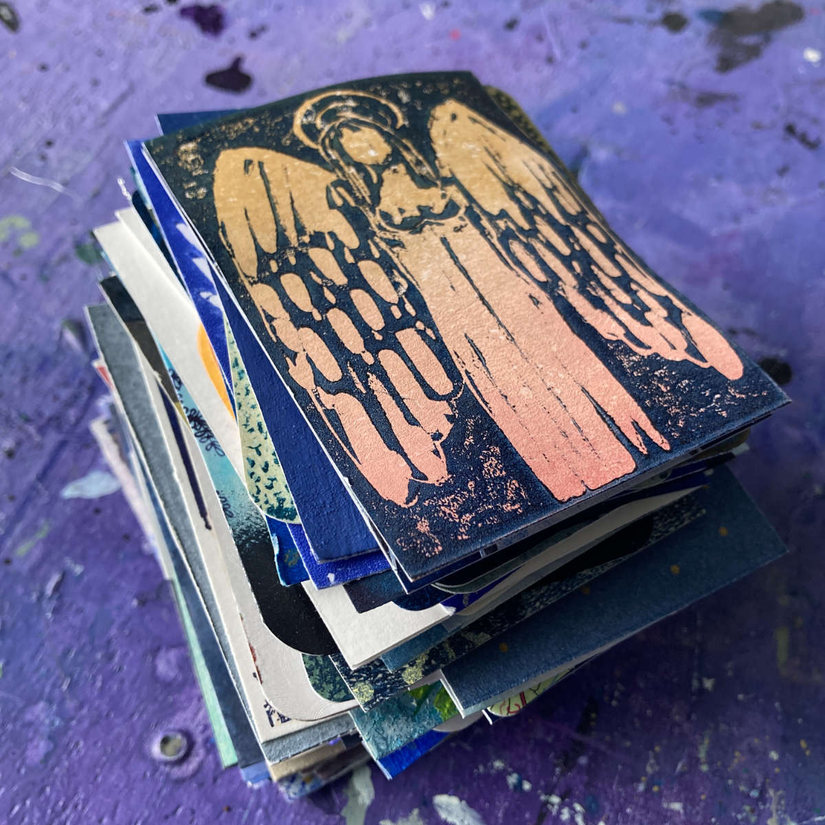 Stapel Adventspost Engels-ATC auf einer Lila Tischplatte