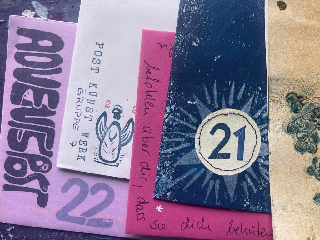 Rosa, pink und blau leuchten die Umschläge. Sie sind aufwändig bedruckt, benäht und verziert.